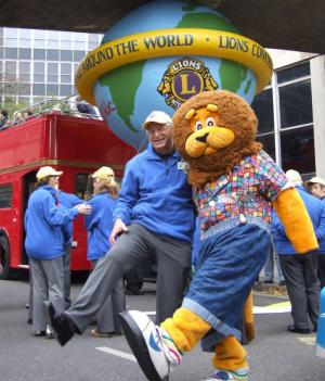 Roary the Lion can can before the procession